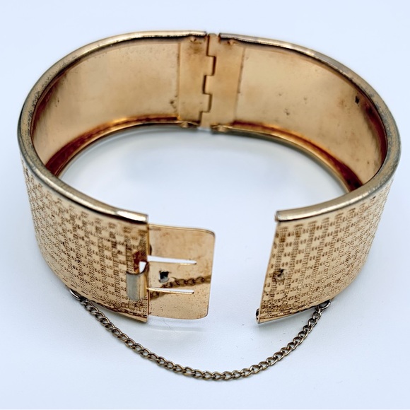 Vintage Gold Tone Wide Cuff Bracelet Textured Hinged Bangle Safety Chain - Picture 5 of 15
